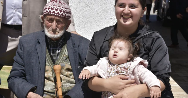 100 üncü yaş gününü torununun torunu ile kutladı Sivas Haberleri