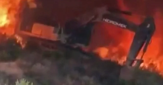 Hatay’da operatörün alevlerin içinden son anda kurtulduğu anlar kamerada VİDEO İZLE