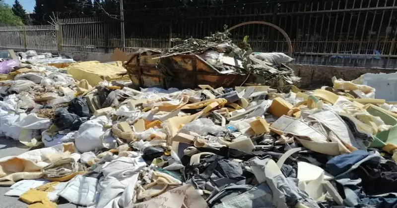 İzmir in göbeğinde korkutan görüntü: Çöp dağları, yangına davetiye çıkarıyor