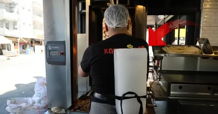 Adana da 40 derece sıcaklıkta bakın nasıl serinliyorlar! Gören hayrete düşüyor: Ekmek parası için mecburuz