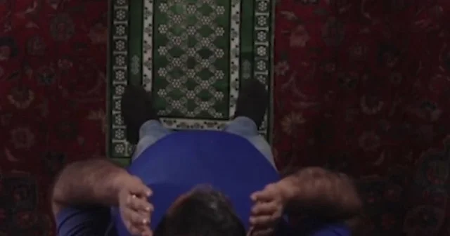 Bir baba iki namaz: Bu sadece bir sahne değil burası Gazze diyerek acıyı gözler önüne serdi VİDEO İZLE