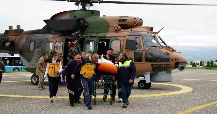 Düşen uçakta ağır yaralanan kadın yolcu, helikopter ile Erzurum’a getirildi