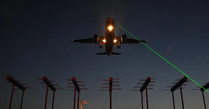 Sabiha Gökçen e iniş yapan uçağa lazerli taciz: Pilot olayı kuleyi böyle bildirdi Sözcü Gazetesi