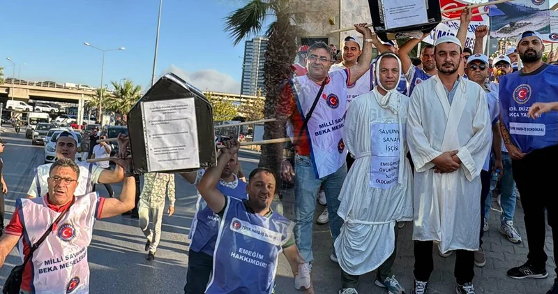 İzmir de kamu emekçileri AKP İl binası önüne tabut bıraktı