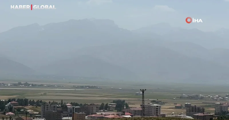 Yüksekova nın dağları toz bulutu altında kaldı