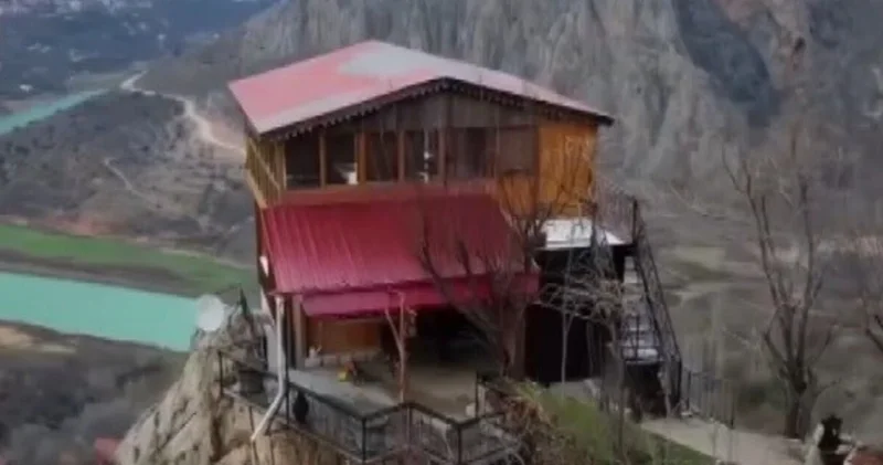 Kemaliye de kayanın tepesine yapılan ev görenleri şaşırtıyor