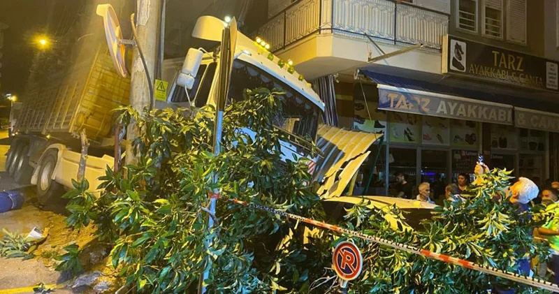Freni boşalan tır park halindeki 2 otomobile çarparak durabildi