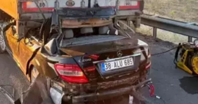 Tıra arkadan çarpan Mercedes C200 pert oldu
