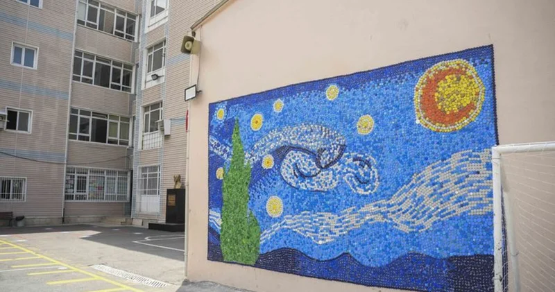 Karani öğretmen, topladığı kapakları Vincent van Gogh un tablosuna dönüştürdü