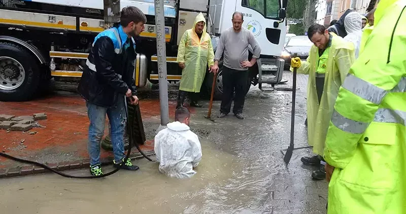 Trabzon da sağanak yağış su taşkınlarına neden oldu