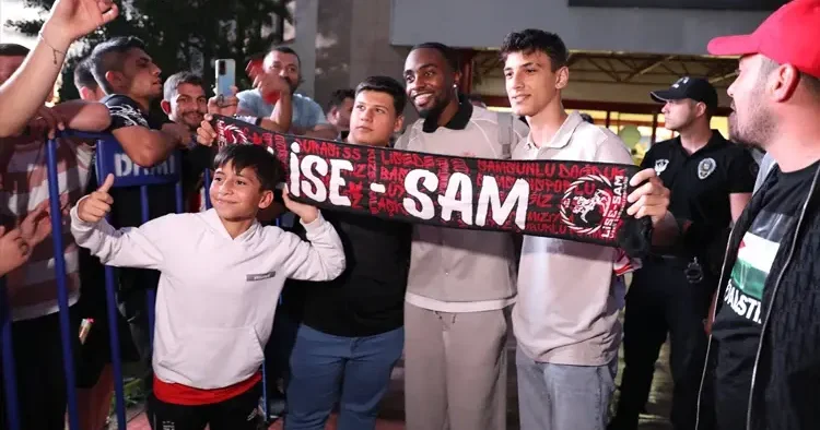 Samsunspor un yeni transferi Antoine Makoumbou kente geldi!