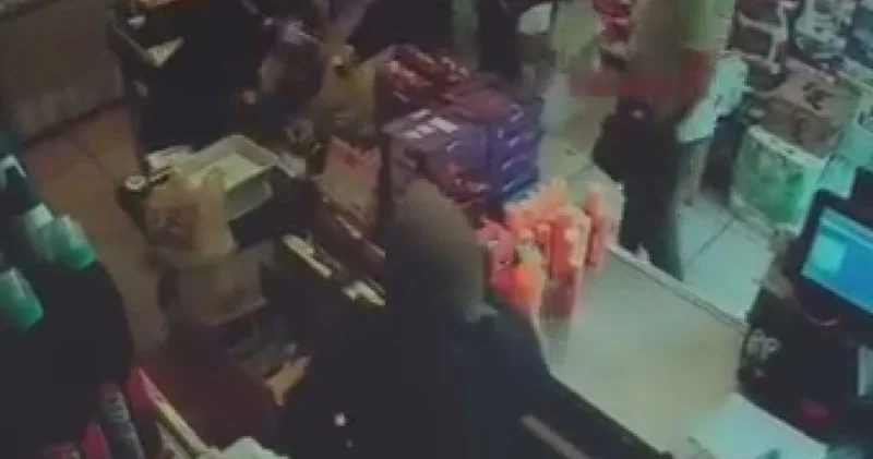 Kasiyer ürün fırlattı, müşteri yumruk attı! Zincir markette kavga kamerada