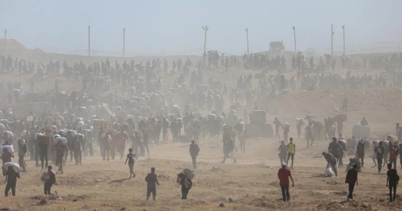 Katil İsrail in Gazze ye saldırılarında 27 si yardım dağıtım noktasında 55 kişi hayatını kaybetti