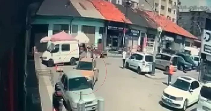 Direksiyon başında rahatsızlanan sürücü 6 araca çarptı: Kaza anı kamerada