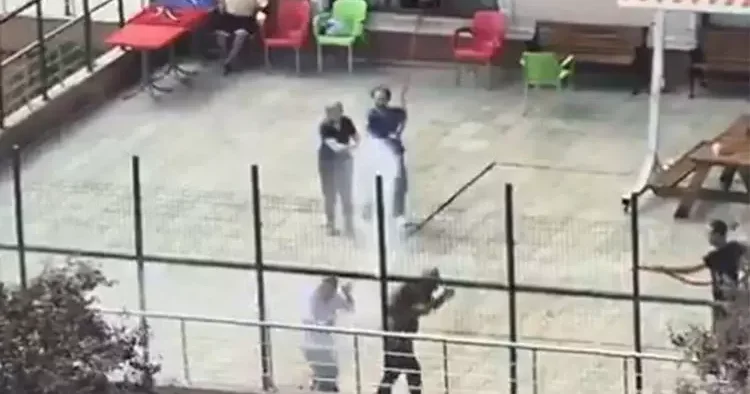 Hem serinledi hem eğlendiler... Engelli bireylerle bakıcıların su savaşı kamerada