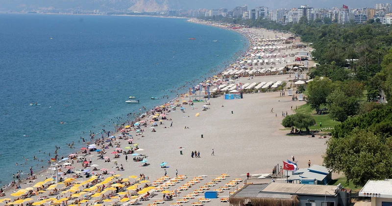 Sıcaktan bunalan Antalyalılar, Konyaaltı Sahili nde serinledi