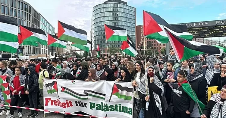Berlin’de 50 gösterici gözaltında