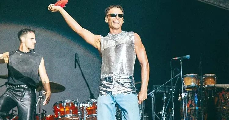 Şarkıcı Edis, Dua Lipa ile aynı sahnede