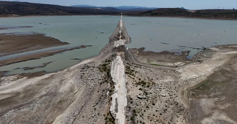 İzmir de kuraklık alarmı: Eski İzmir Çeşme kara yolu ortaya çıktı