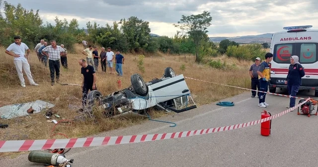 Takla atan otomobilin sürücüsü öldü, kaza yerine gelen yakınları araçta hafif yaralanan kişiye saldırdı Bursa Haberleri