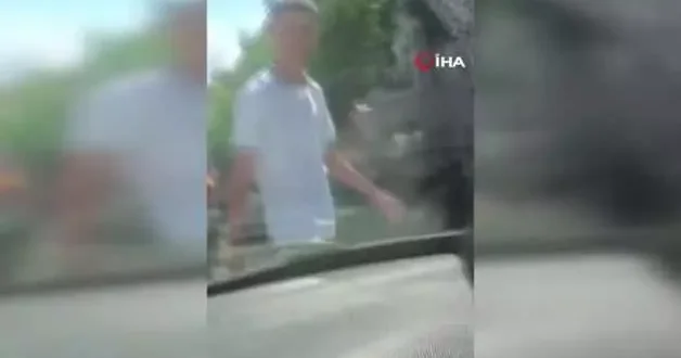 Yol verme kavgası sonrası dehşet! Araç camını kırıp hunharca darbettiler
