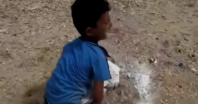 Açlıktan zayıflamış yorgun bedeniyle un çuvalını taşıdı VİDEO İZLE