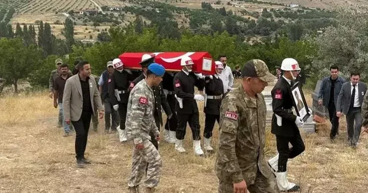Şehidin naaşı 26 yıl sonra memleketinde toprağa verildi