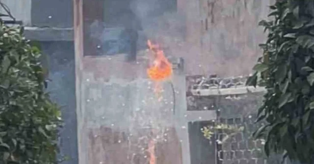 Elektrik teli havai fişek gibi böyle patladı VİDEO İZLE