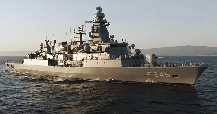 Mavi Vatan a yeni kalkan! TCG ORUÇREİS füze kuşandı