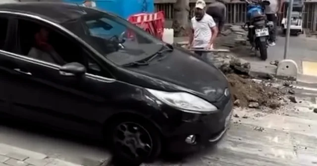 Kadıköy ün göbeğinde hiçbir önlem almadan çukur kazdılar VİDEO İZLE