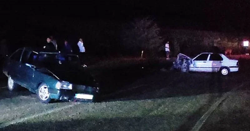 Otomobil, karşı şeritten gelen araç ile kafa kafaya çarpıştı: Yaralılar var