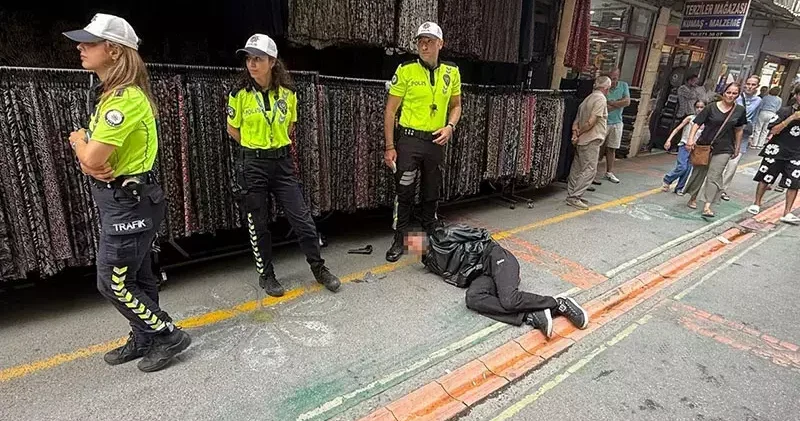 Dur ihtarına uymayan montlu şüphelinin üzerinden namluya mermi sürülmüş tabanca çıktı
