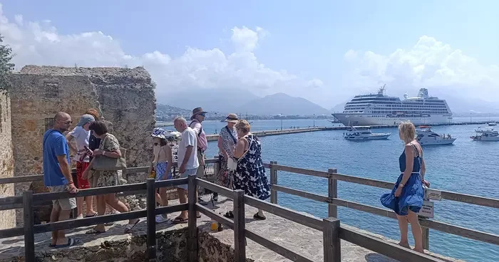 Antalya ya demir attı! Gören telefonlarına sarıldı... Dev gemiden 602 ABD vatandaşı iniş yaptı