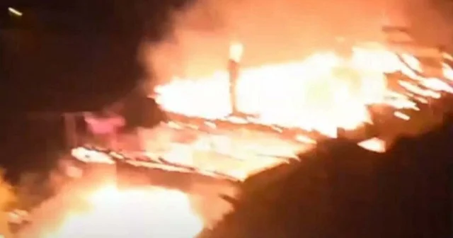 Evde çıkan yangın bitişiktekine de sıçradı VİDEO İZLE