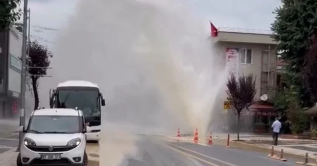 Düzce de içme suyu hattı borusunun patladığı cadde trafiğe kapatıldı VİDEO İZLE