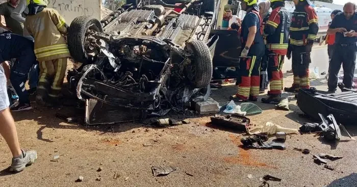 Yer: Balıkesir! Takla atan otomobilde sıkışan 2 kişiyi itfaiye kurtardı