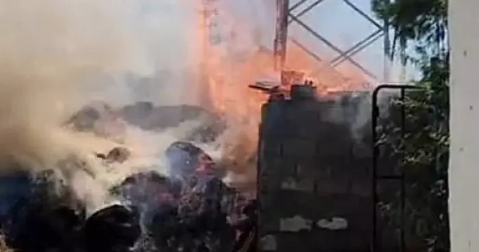 Elektrik kabloları odunlukta yangına neden oldu