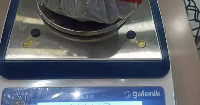 Attıkları poşetten uyuşturucu çıktı