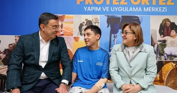 Gaziantep haberleri Gaziantep Büyükşehir in protez merkezi, Mehmet Efe ye umut oldu 03 Ağustos 2025