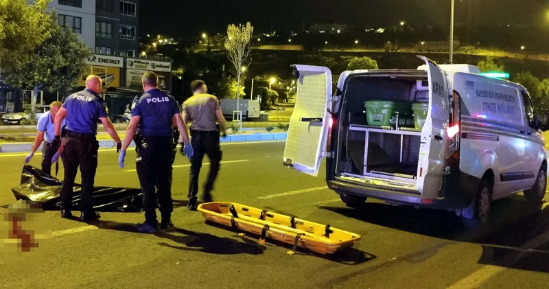 Kamyonetin çarptığı kadını otomobil ezdi!