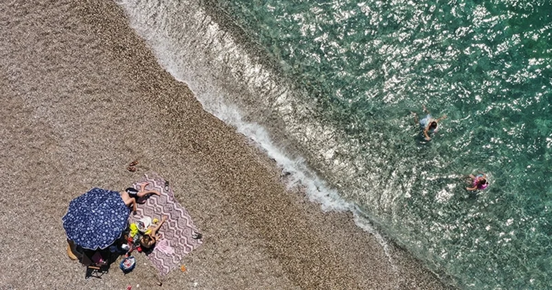 İzmir de su sıcaklıkları 30 dereceye dayandı