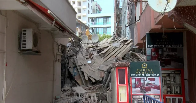 Küçükçekmece’de yıkılan bina bitişikteki apartmanın üzerine çöktü İstanbul Haberleri