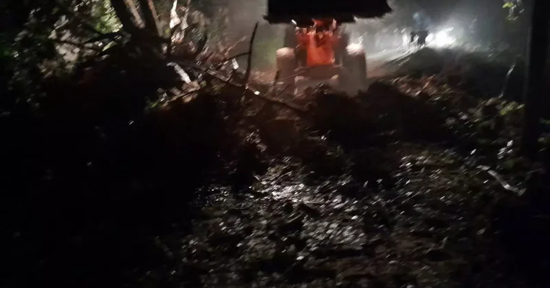 Rize’de heyelan: Yol ulaşıma kapandı