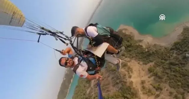 Yamaç paraşütü yapan aşçı havada suşi hazırladı