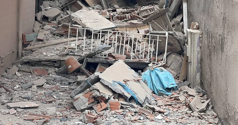 Küçükçekmece de apartman yıkım sırasında çöktü