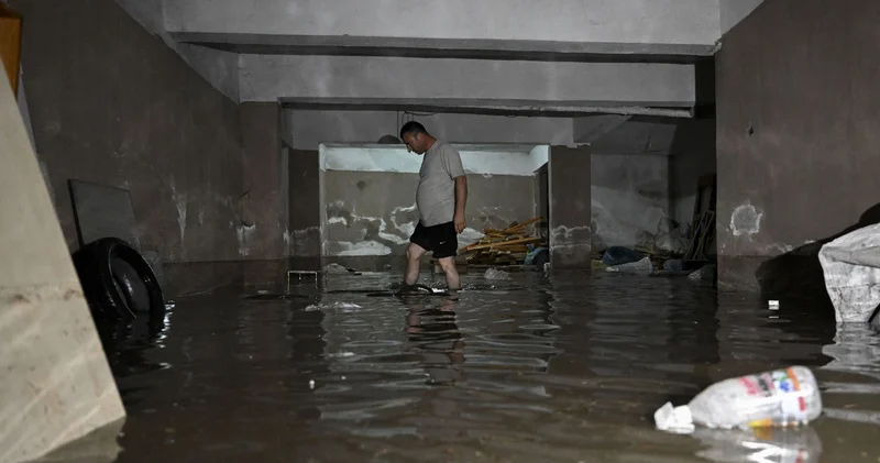 Görüntüler başkentten! Ev ve iş yerlerini su bastı, araçlar yolda kaldı