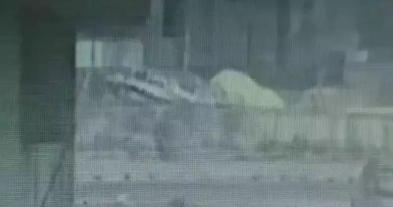 Bağcılar’da işçilerin kaldığı konteynere pikap çarptı; kaza anı güvenlik kamerasında