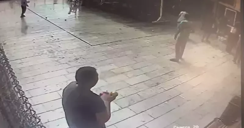 Engelli bireylerle görevlilerin su savaşı kamerada