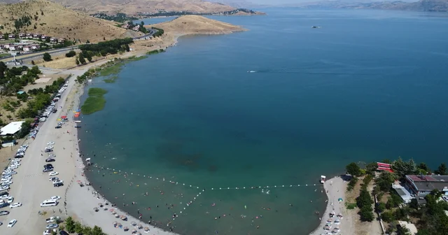Hazar Gölü sahili kavurucu sıcaktan bunalanların adresi oluyor Elazığ Haberleri
