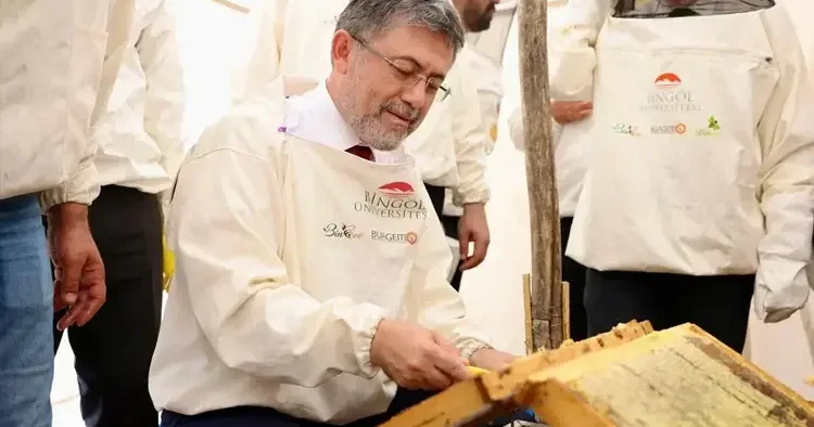 Bakan Yumaklı, AB tescilli Bingöl balının ilk sağımını yaptı
